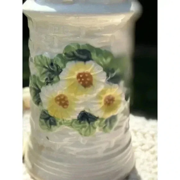 Salt & Pepper Shakers Sunflowers with Basket Weave Design Ceramic Vintage - Picture 2 of 5